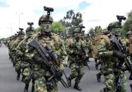 Foto de archivo. Soldados colombianos marchan durante un desfile militar para conmemorar el 208º aniversario de la independencia de Colombia en Bogotá