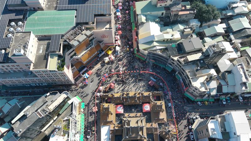 雲林警方藉由無人機等科技應用，維持北港當地交通順暢。（圖／翻攝畫面）