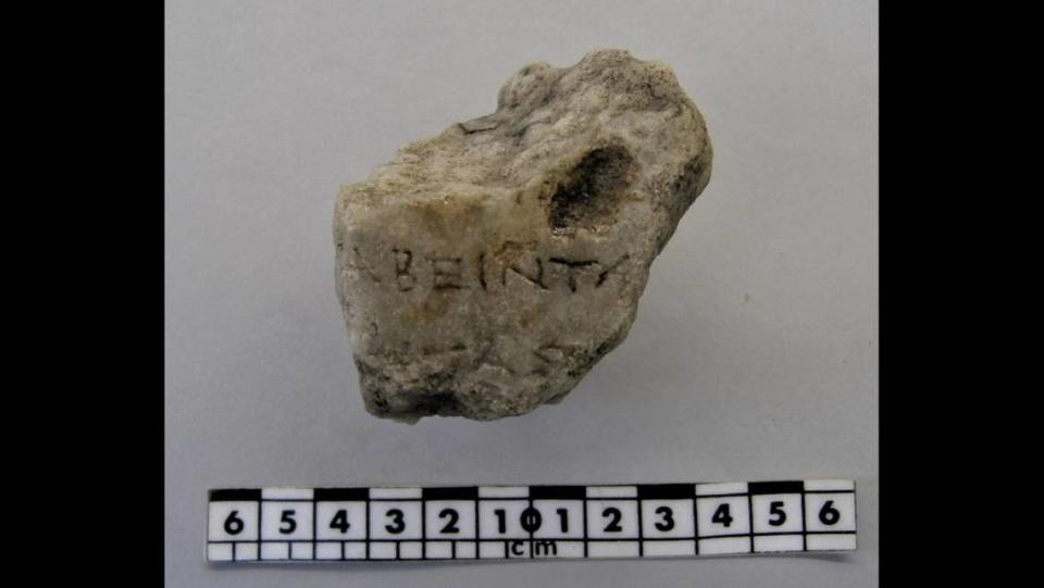 Arqueólogos descubrieron un fragmento de columna con inscripción.