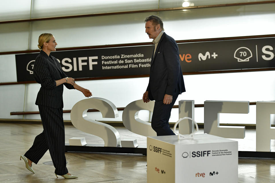 La actriz Diane Kruger y Liam Neeson en una sesión fotográfica en la 70a edición del Festival de Cine de San Sebastián, en San Sebastián, en el norte de España, el 24 de septiembre de 2022. (Foto AP/Álvaro Barrientos)