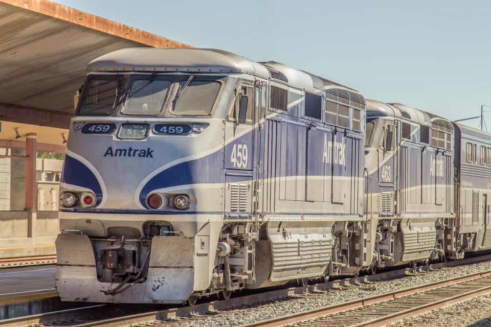 美國Amtrak鐵路運輸公司，一列雙機重連的列車停靠在站台旁。（東方IC）