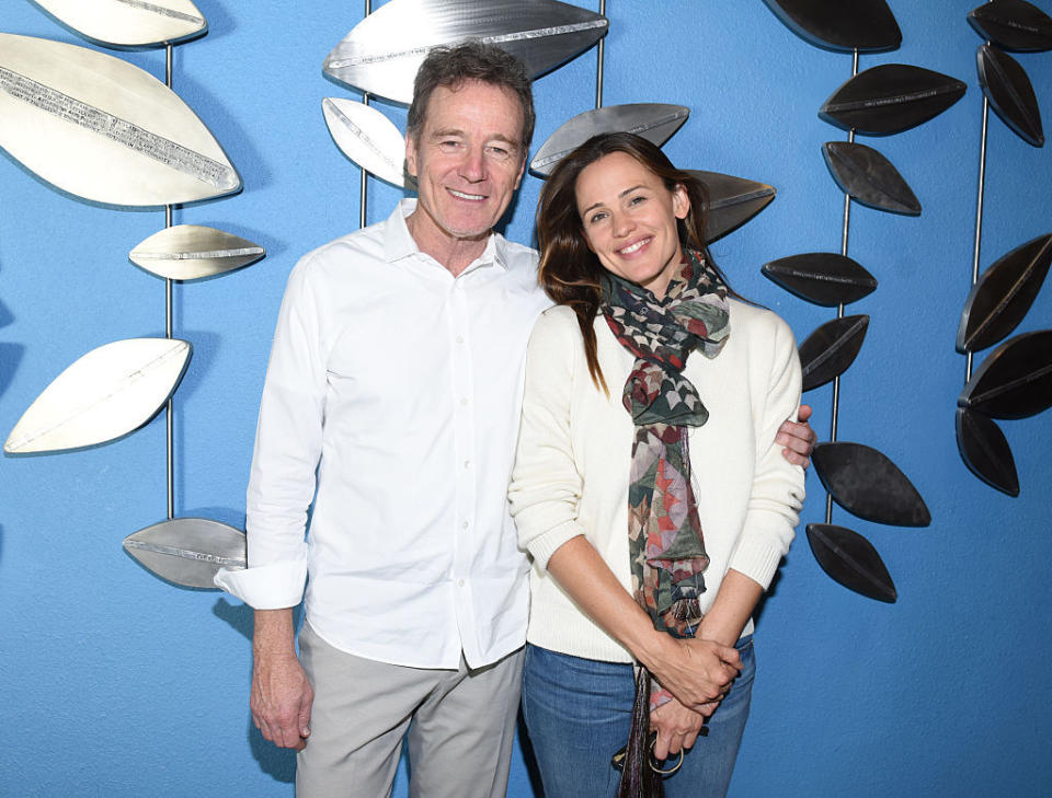 <p>Auch Jennifer Garner erschien auf dem roten Teppich des Telluride Film Festival 2016 in Colorado, USA ganz ohne Make-Up und posierte fröhlich mit Co-Star Bryan Cranston. (Bild: Vivien Killilea/Getty Images)<br></p>