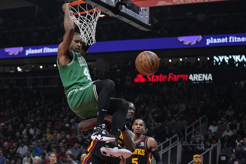 El dominicano Al Horford, de los Celtics de Boston, encesta frente a los Hawks de Atlanta, en el encuentro de playoffs realizado el jueves 27 de abril de 2023 (AP Foto/Brynn Anderson)