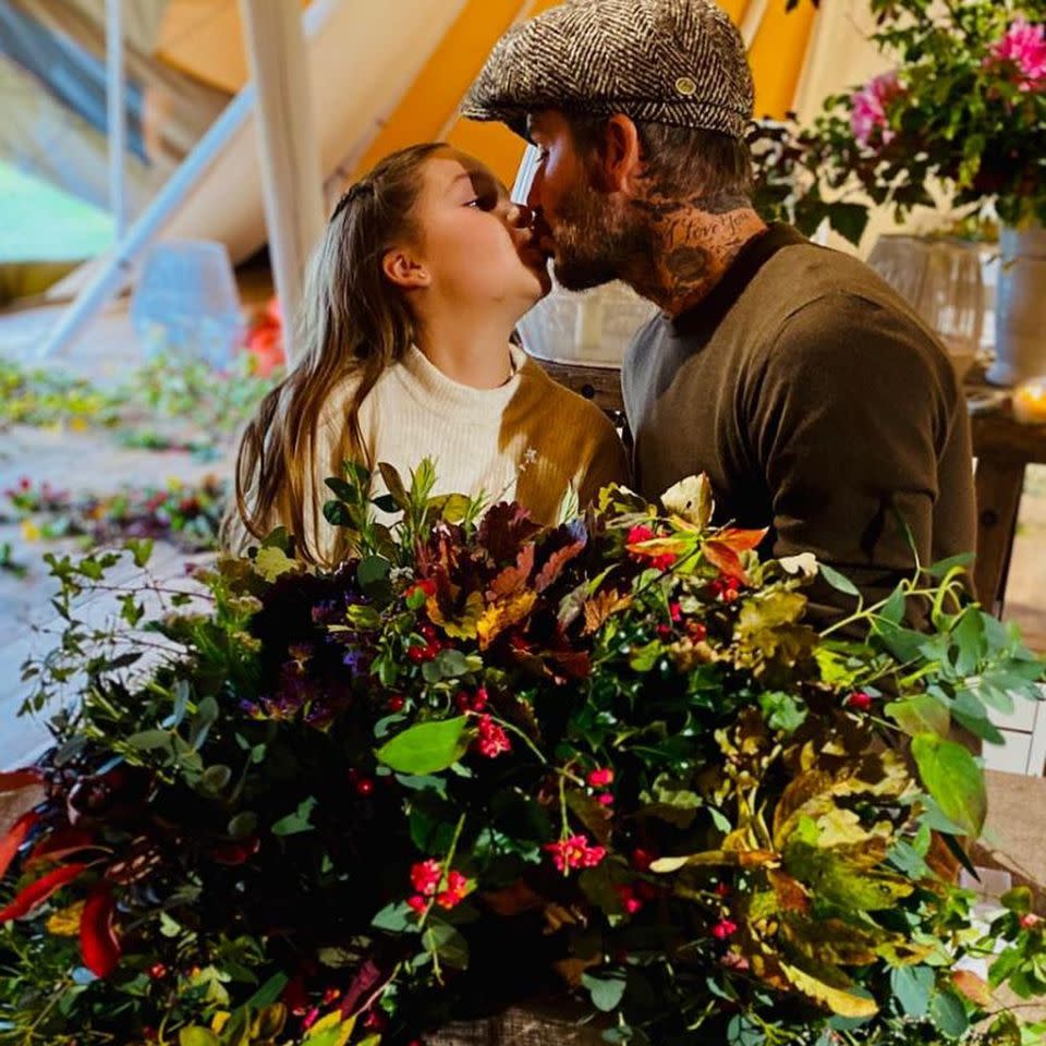 Ein Foto von David Beckham, auf dem er seine Tochter Harper (9) küsst, hat in den Sozialen Medien zu Diskussionen geführt. Foto: Instagram/victoriabeckham