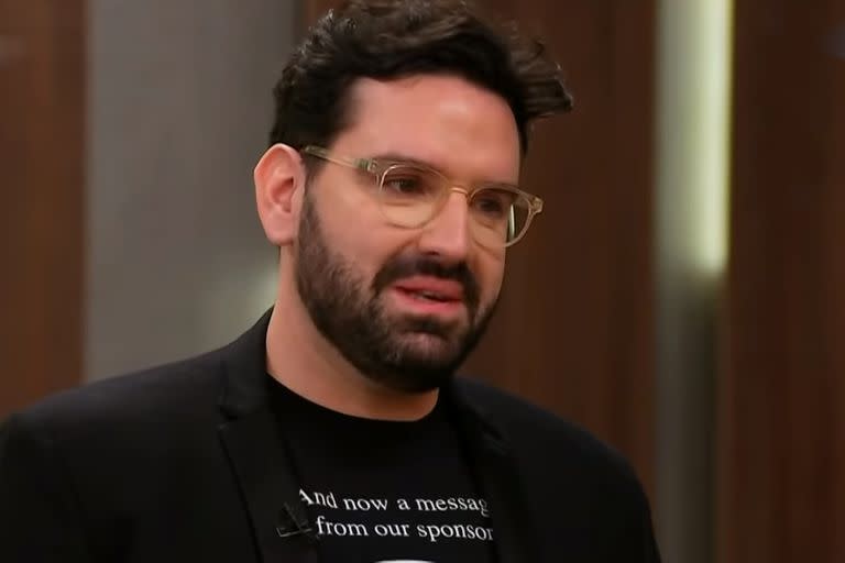 Damián Betular no pudo contener la emoción al anunciar la nueva eliminada de MasterChef Celebrity