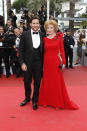 <p>El estilo de Marisa Paredes, una de las ‘chicas Almodóvar’, mejora con los años. Y su vestido rojo de Cannes es una prueba que lo demuestra. (Foto: Gtres). </p>