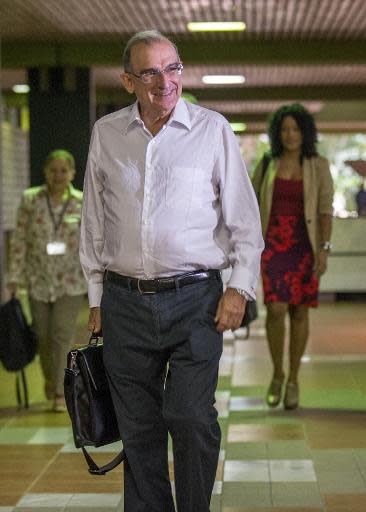 El jefe de los negociadores del gobierno colombiano, Humberto de la Calle llega el 4 de abril de 2014 a las reuniones en La Habana con delegados de las FARC (AFP | Yamil Lage)