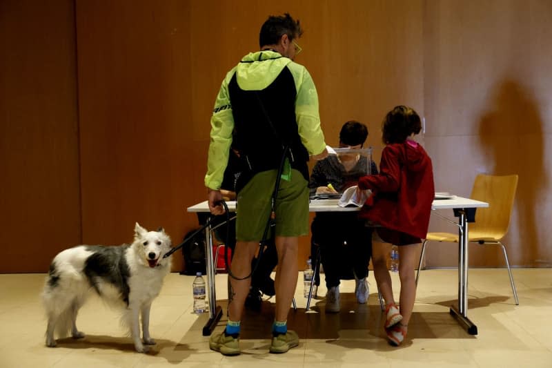 A man casts his vote at a polling station at the Centre Cívic La Roca, during Catalonia's regional election. Kike Rincón/EUROPA PRESS/dpa