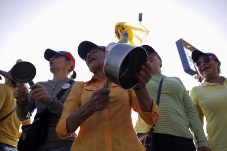 Opposition supporters shout slogans as they bang pots during a gathering to demand a referendum to remove Venezuela's President Nicolas Maduro in Maracaibo, in the state of Zulia, Venezuela September 7, 2016. REUTERS/Jesus Contraras.