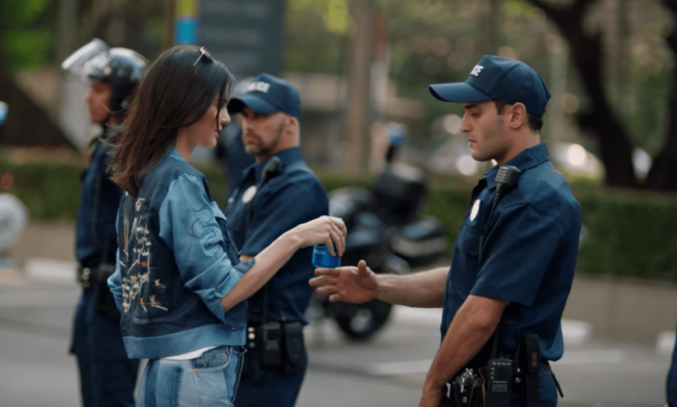 <i>Pepsi’s new ad sees Kendall Jenner trivialising police brutality [Photo: Pepsi]</i>