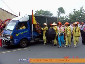 頭旗避喪，由貨車掩護行進。（圖／白沙屯媽祖婆網站）