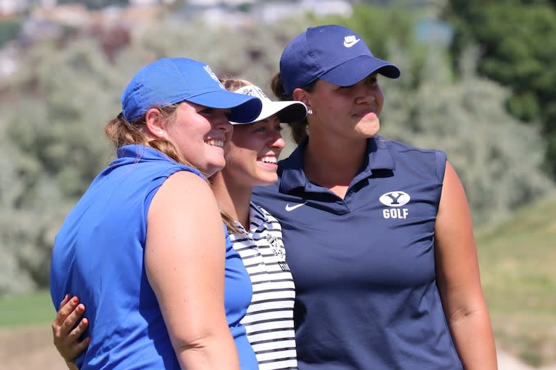 De izquierda a derecha, la campeona del Utah Women's Open y jugadora de BYU Adeline Anderson Wach, la compañera de equipo de BYU Cougar Whitney Banz, que empató en el tercer lugar, y la jugadora profesional de bajo nivel y ex Cougar Kerstin Ngakuru posan para una foto en el octavo torneo anual del Utah Women's Open en el Timpanogos Golf Club. | Fairways Media/Randy Dodson