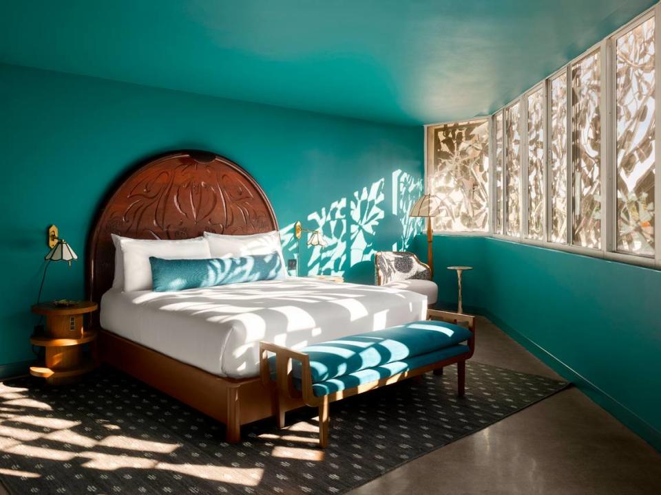 Una de las suites King en el recientemente renovado Mayfair House Hotel & Garden en Coconut Grove.