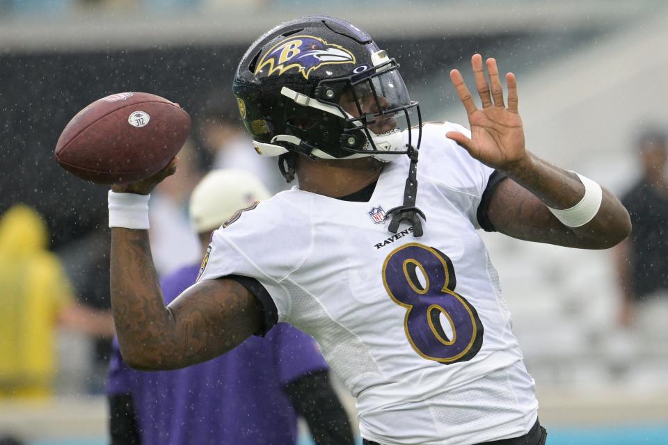 El mariscal de campo de los Baltimore Ravens, Lamar Jackson (8), calienta antes de un partido de fútbol americano de la NFL contra los Jacksonville Jaguars, el domingo 27 de noviembre de 2022 en Jacksonville, Florida (AP Photo/Phelan M. Ebenhack)