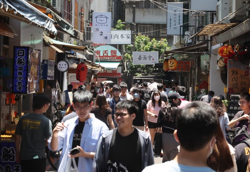 餐飲業者開出月薪4萬元卻還是徵不到人，網友認為可能是「兩頭班」制度所致。資料照片：中央社