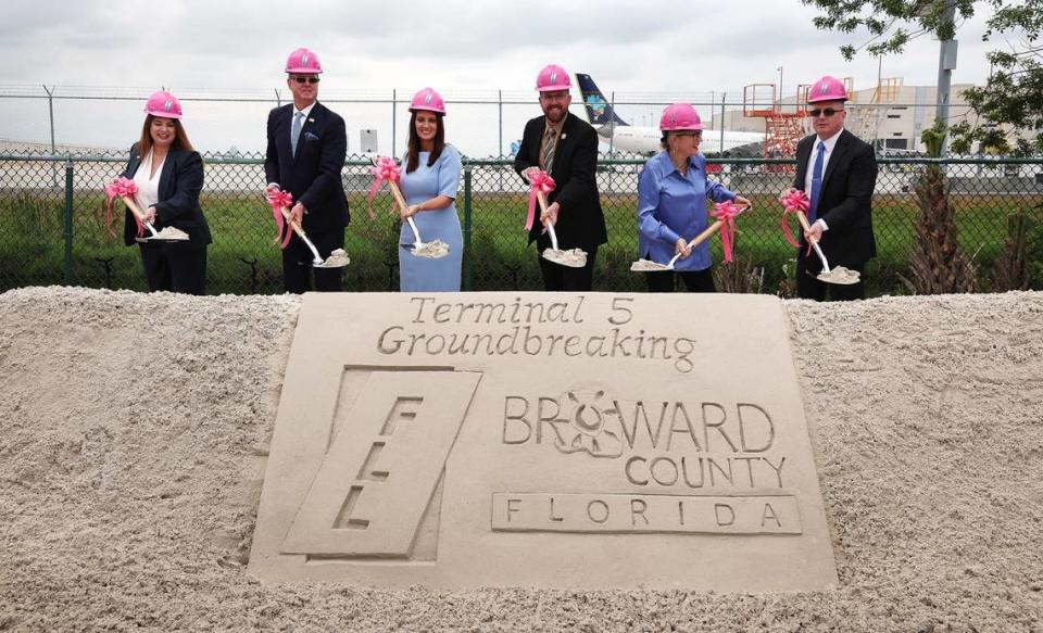 Funcionarios del Condado Broward y otras autoridades se reunieron para la ceremonia de colocación de la primera piedra de la terminal 5 en el Aeropuerto Internacional de Fort Lauderdale-Hollywood, el lunes 9 de octubre de 2023. (Carline Jean/South Florida Sun Sentinel)