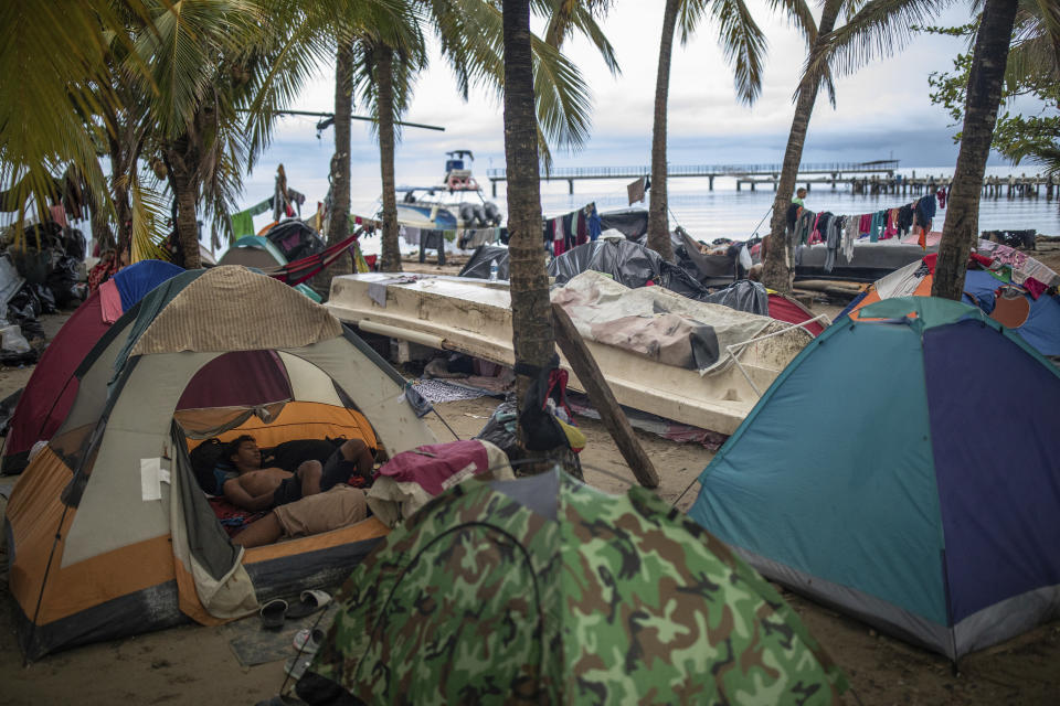 Migrantes descansan en un campamento en la playa en Necoclí, Colombia, el sábado 7 de octubre de 2023. (AP Foto/Iván Valencia)