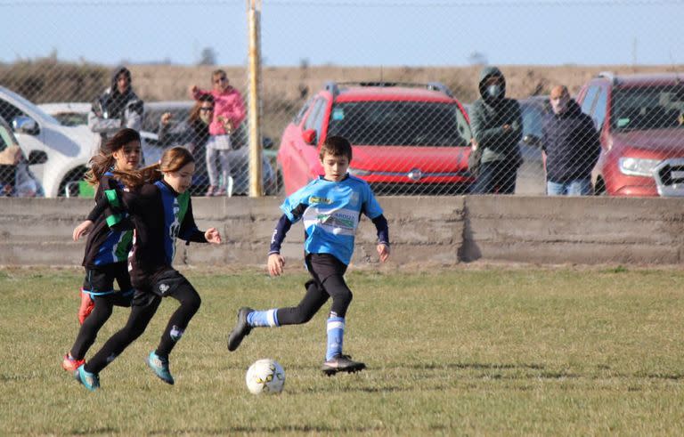 Ámbar luchó y lo logró: se integró a un equipo de fútbol con nenes. Atrás, contra el alambrado, la admira su familia