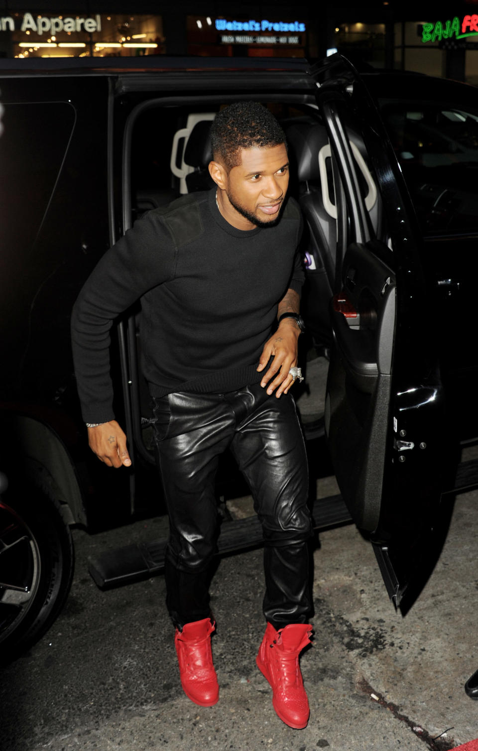 LOS ANGELES, CA - MARCH 20:  Singer Usher arrives at a screening of NBC's 'The Voice' Season 4 at the Chinese Theatre on March 20, 2013 in Los Angeles, California.  (Photo by Kevin Winter/Getty Images)