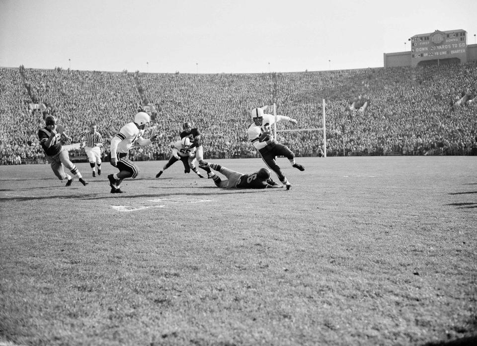 Halfback Bill Hutchinson of the Wisconsin Badgers heads toward the sideline against Southern California in the 1953 Rose Bowl.