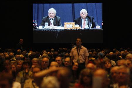 Berkshire Hathaway shareholders listen to CEO Warren Buffett and vice-chairman Charlie Munger seen on a projection screen in the background at the annual meeting in Omaha, Nebraska May 3, 2014. REUTERS/Rick Wilking