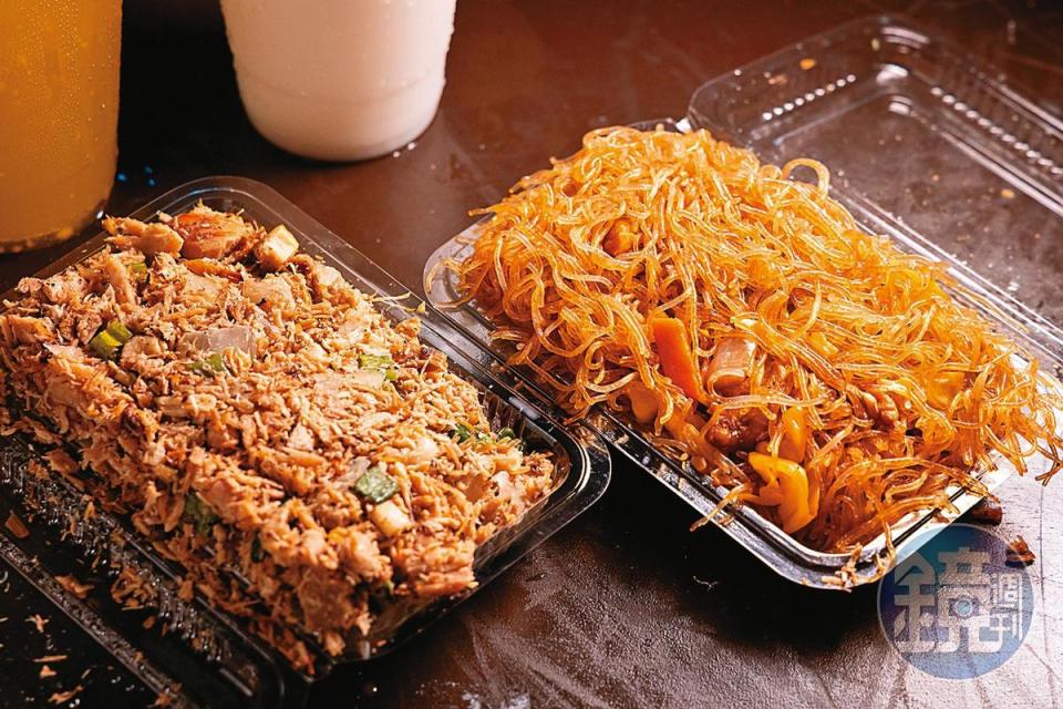 在夜市能嘗試關島常見的菲式炒麵「Pancit」（右，5美元／份，約NT$155）與涼拌雞絲「Chicken Kelaguen」（左，8美元／份，約NT$250）。