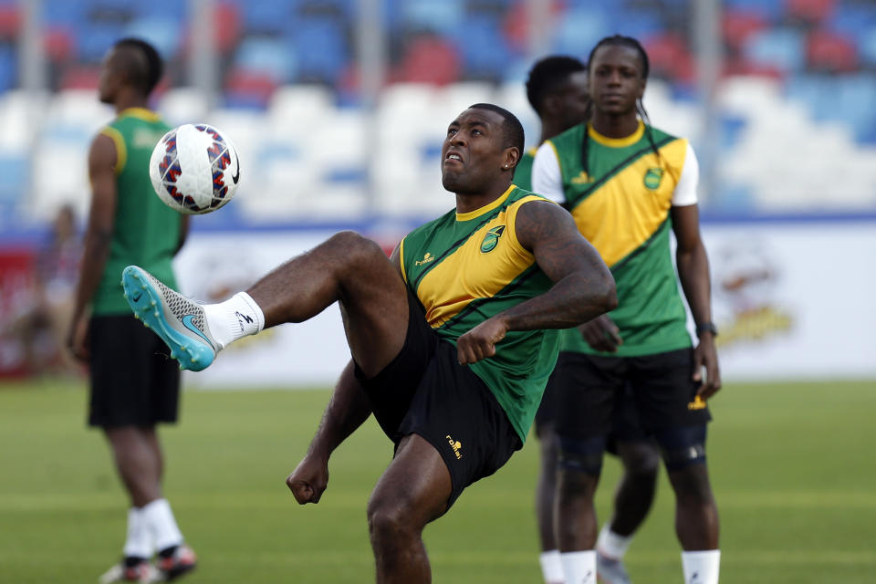 El jugador de Jamaica, Wes Morgan, controla la pelota durante un entrenamiento el viernes, 12 de junio de 2015, en Antofagasta, Chile. (AP Photo/Luis Hidalgo)