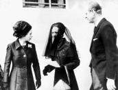<p>Die Queen und Prinz Philip mit Wallis Simpson, der Herzogin von Windsor, bei der Beerdigung des Herzogs von Windsor (ehemals Edward VIII.) am 5. Juni 1972. (Getty Images)</p> 