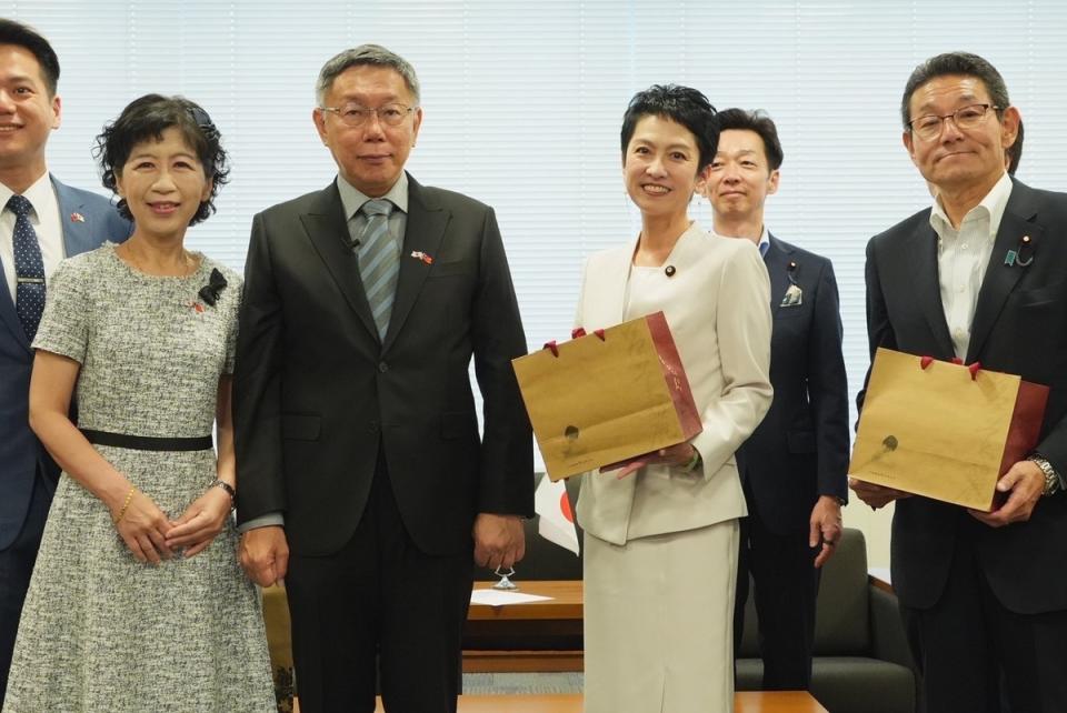 民眾黨總統參選人柯文哲今前往拜會立憲民主黨參議員、日台議員懇談會會長「台灣女兒」蓮舫等人。   圖：民眾黨 / 提供