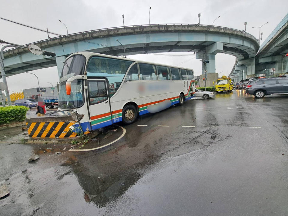 <strong>五股一名遊覽車駕駛自撞分隔島。（圖／翻攝畫面）</strong>