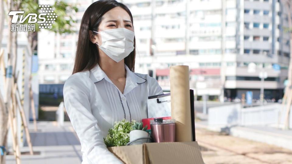 一名OL分享自己在過年前遭公司資遣。（示意圖／shutterstock達志影像）