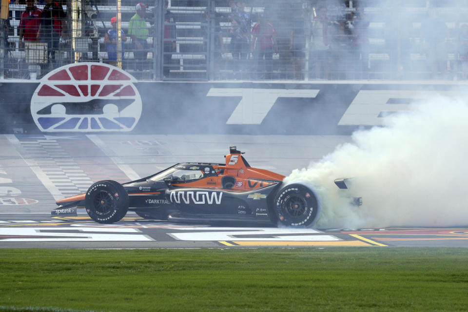 Pato O'Ward da giros con su monoplaza tras ganar la carrera de la IndyCar en Texas Motor Speedway, el domingo 2 de mayo de 2021, en Fort Worth, Texas. (AP Foto/Richard W. Rodríguez)