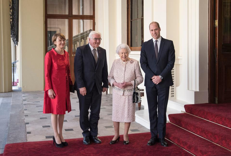 Britain's Queen Elizabeth II (2R) and her grandson Britain's Prince William, Duke of Cambridge (R), greet Germany's President Frank-Walter Steinmeier (2L) and his wife Elke Budenbender outside the Grand Entrance of Buckingham Palace in central London on November 28, 2017, ahead of a private lunch. (Photo by Victoria Jones / POOL / AFP) (Photo by VICTORIA JONES/POOL/AFP via Getty Images)