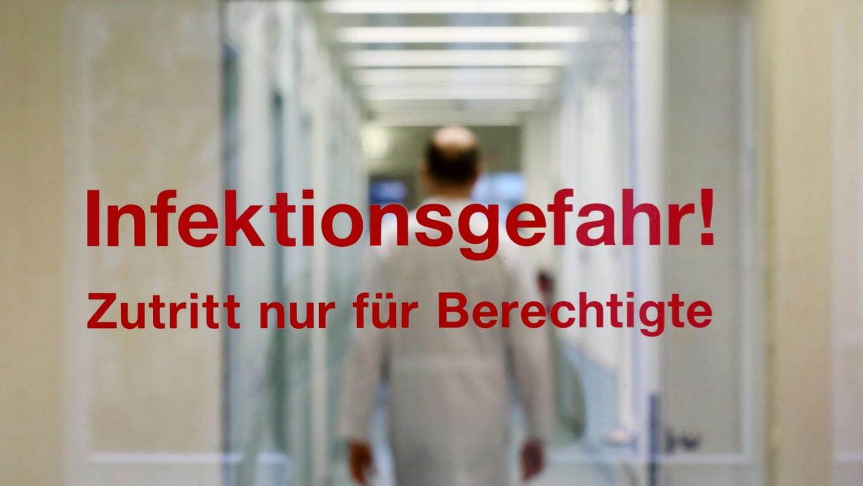 "Infektionsgefahr! Zutritt nur für Berechtigte" steht an der Tür am Institut für Medizinische Mikrobiologie, Virologie und Hygiene in Rostock.