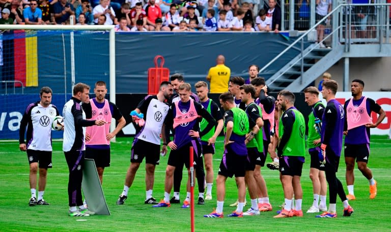 El seleccionador alemán Julian Nagelsmann se dirige a sus jugadores en Jena este lunes 27 de mayo, en el arranque de la preparación para la Eurocopa (Tobias SCHWARZ)