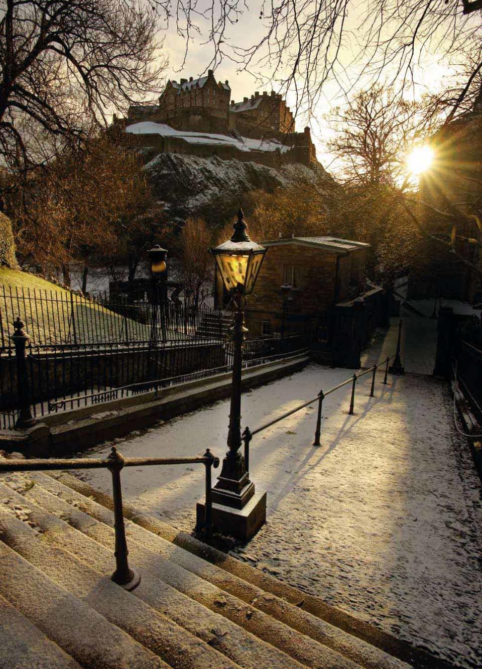 Matthew Turner, Edinburgh Castle at Dawn in Winter. Urban View adult class.