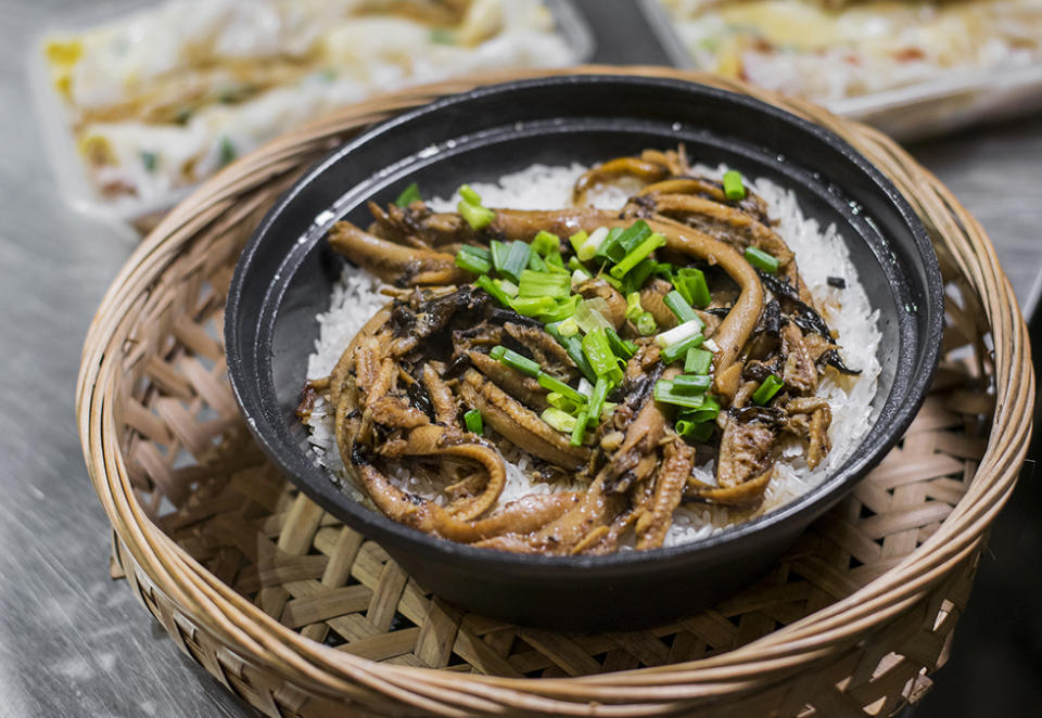 馬鞍山美食︱街市外賣店去骨黃鱔煲仔飯！$45臘味三寶煲仔飯+即磨米漿皺皮腸粉