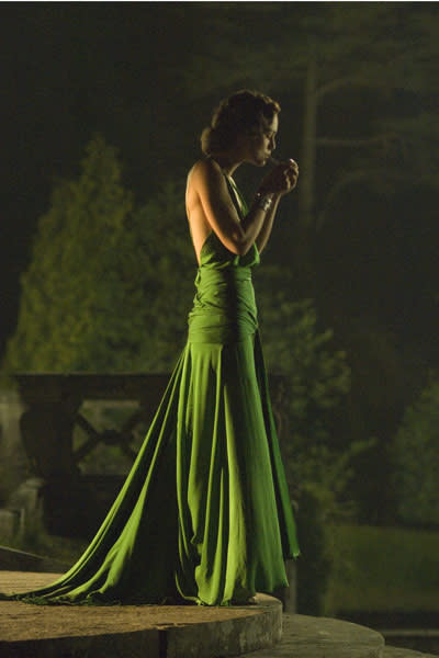 Keira Knightley dans Reviens-moi – La créatrice qui a imaginé cette tenue a reçu un Oscar pour son travail sur le long-métrage. Cette robe verte émeraude en soie a eu tellement de succès qu’elle a été vendue aux enchères !