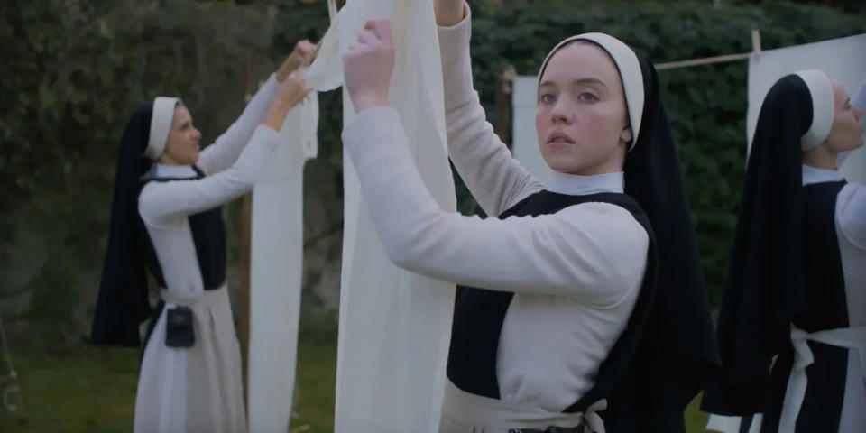 En la última película de Sydney Sweeney, interpreta a una mujer que ingresa en un convento en una zona remota de Italia. (Crédito: Neon)