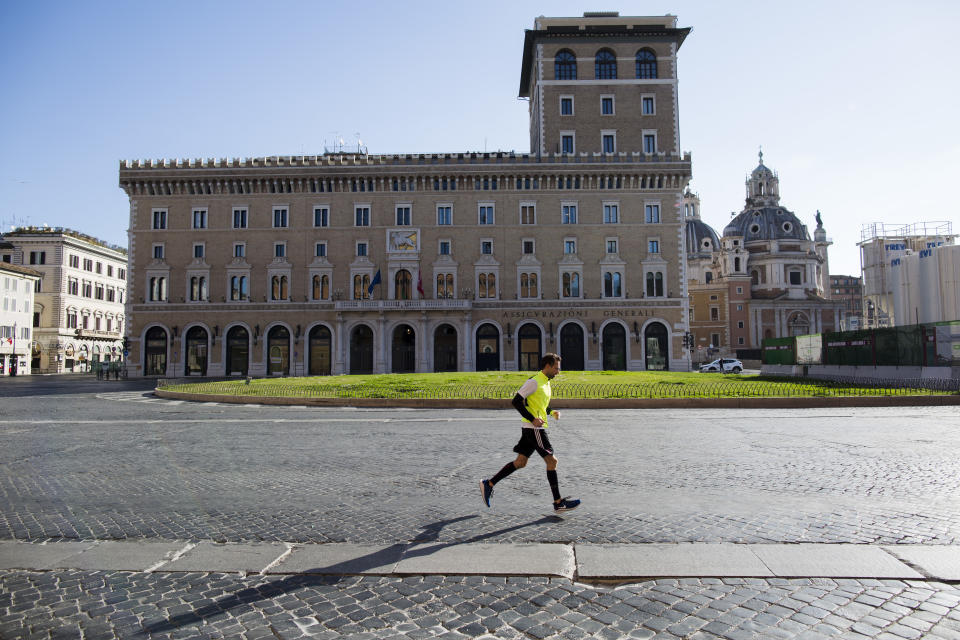 Il centro di Roma e Città del Vaticano sono deserti la prima domenica dopo l’entrata in vigore delle restrizioni per combattere l’epidemia da coronavirus. Tra i monumenti della Capitale, non si vedono i soliti assembramenti di turisti.