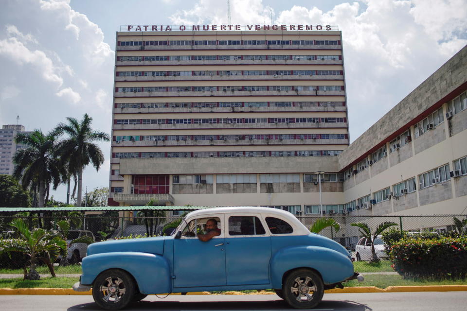 <p>Por todo el país caribeño, pero especialmente en su capital, circulan multitud de coches clásicos, en su mayoría modelos de marcas estadounidenses de los años 50 del siglo XX. (Foto: Alexandre Meneghini / Reuters).</p> 