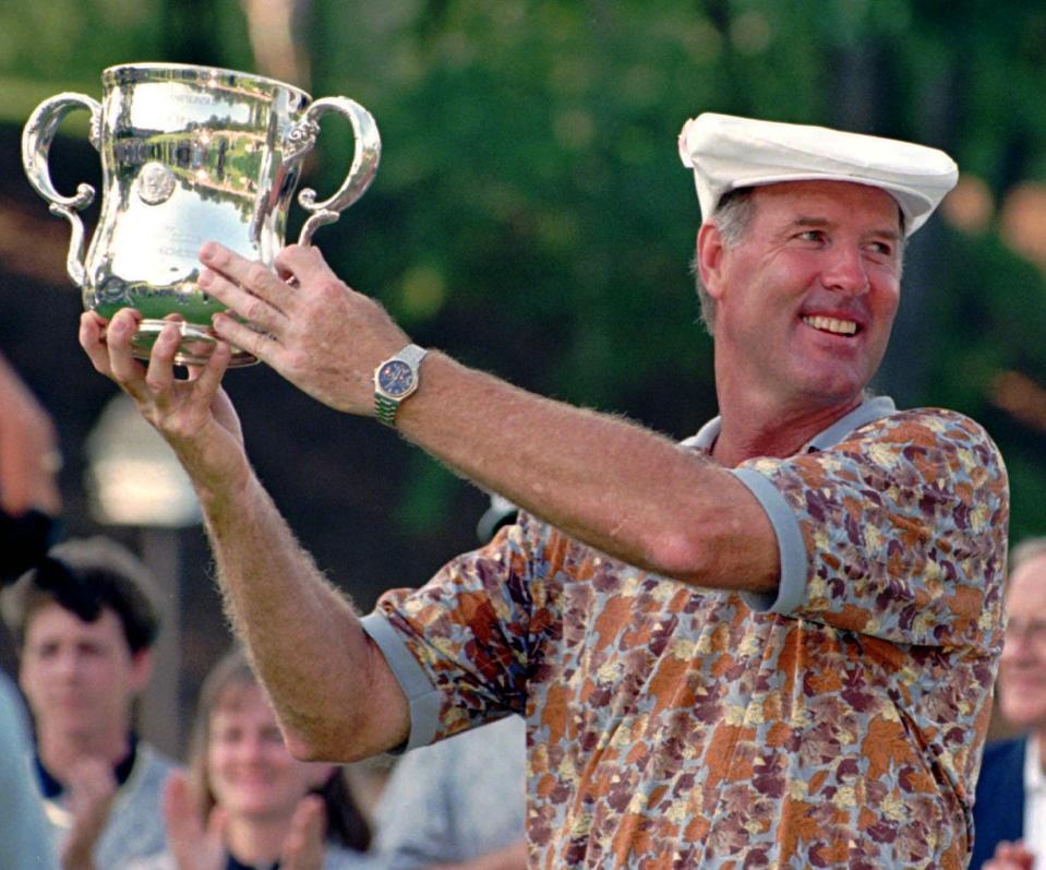 Tom Weiskopf holds up his trophy after winning the U.S. Senior Open in 1995.