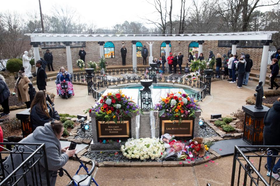 ملف المعزين عبر حديقة التأمل في غريسلاند لتقديم احترامهم في قبر ليزا ماري بريسلي بعد خدمتها.