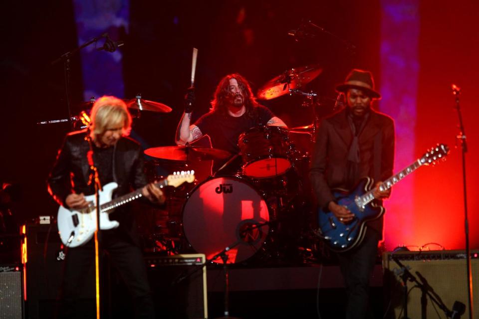 Joe Walsh, Dave Grohl y Gary Clark Jr. durante su presentación en el concierto “The Night that Changed America: A Grammy Salute to the Beatles” el lunes 27 de enero de 2014. (Foto Zach Cordner/Invision/AP)