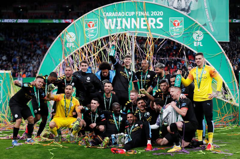 Los jugadores del Manchester City posan con el trofeo mientras celebran el título en la Copa de la Liga inglesa