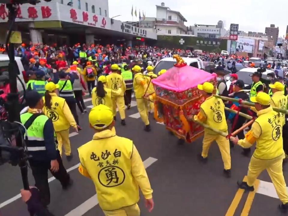 真慈悲！白沙屯媽祖，急轉穿越車陣人牆，駐駕彰化秀傳急診部，關懷陳小妹，院方祈求庇佑早日康復。（圖：李河錫攝）