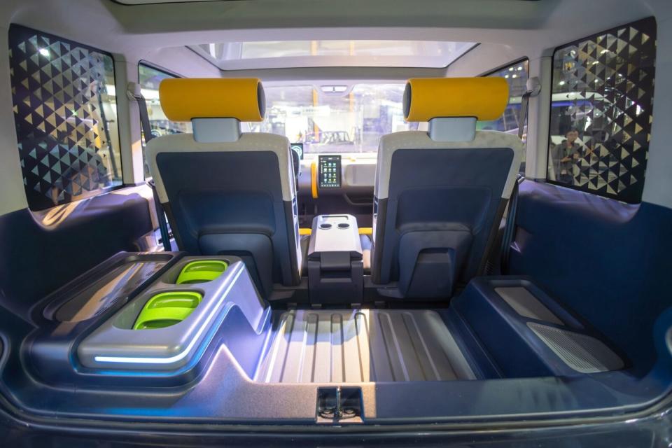 車艙採2+1座配置，並用上了抗汙耐磨的內裝材質，減輕維護清潔的負擔。