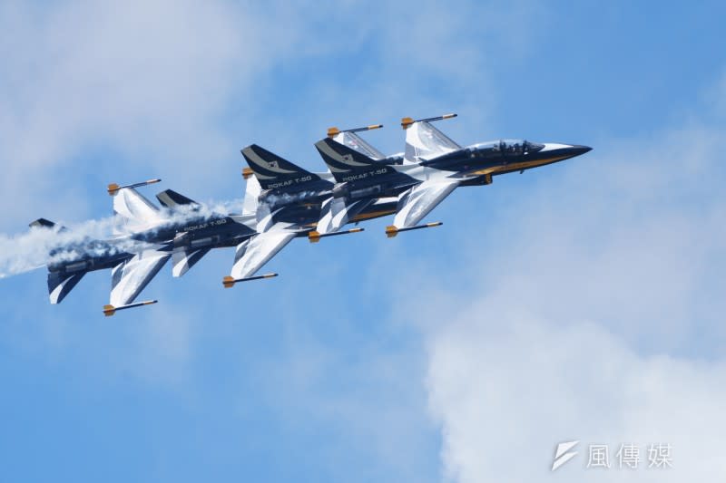 20230523-南韓空軍黑鷹特技隊使用的T-50型機與馬國新採購的FA-50輕型戰機性能相當。圖為黑鷹特技隊操演特技飛行課目。（傅啟禎攝）