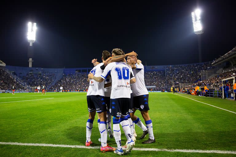 Luca Orellano, de espalda en ese abrazo velezano; el 10 fue uno de los pibes que se destacó en la noche de Copa Libertadores ante River, en Liniers