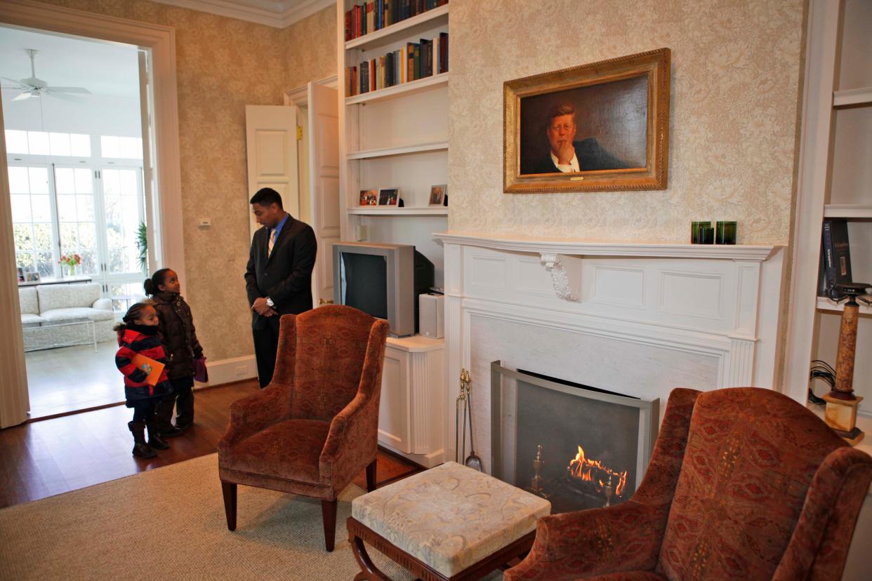 Elementary school children from the D.C. area got a tour of the the home in 2009. (Photo: ASSOCIATED PRESS)